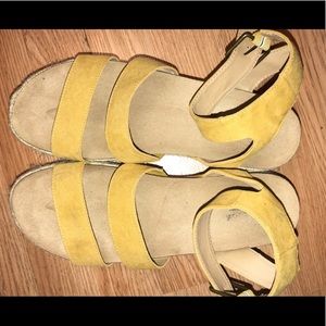 🌞Yellow/Tan Heels-Universal Threads🌻